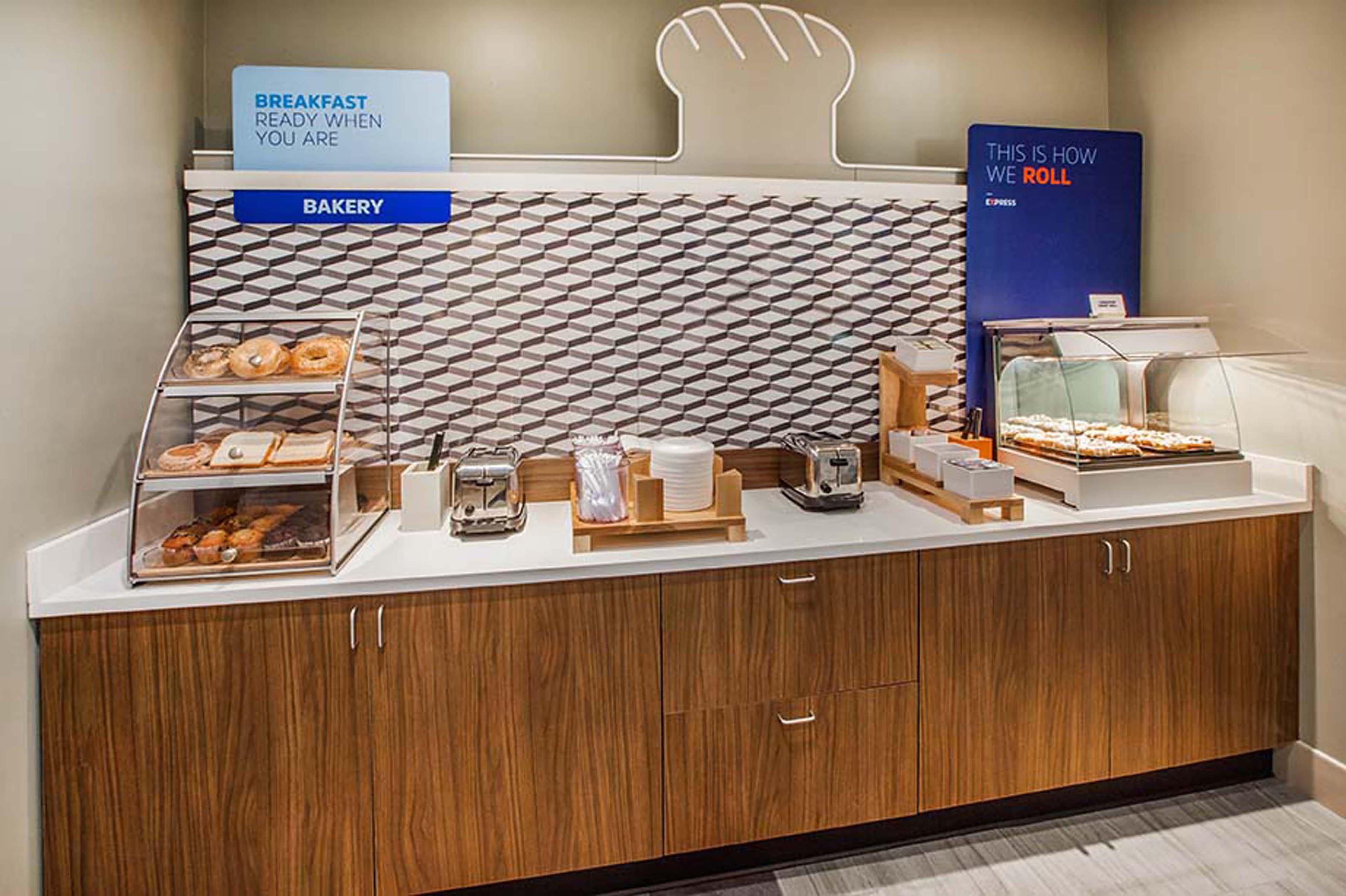 Holiday Inn Express & Suites West Long Branch - Eatontown By Ihg Eksteriør billede