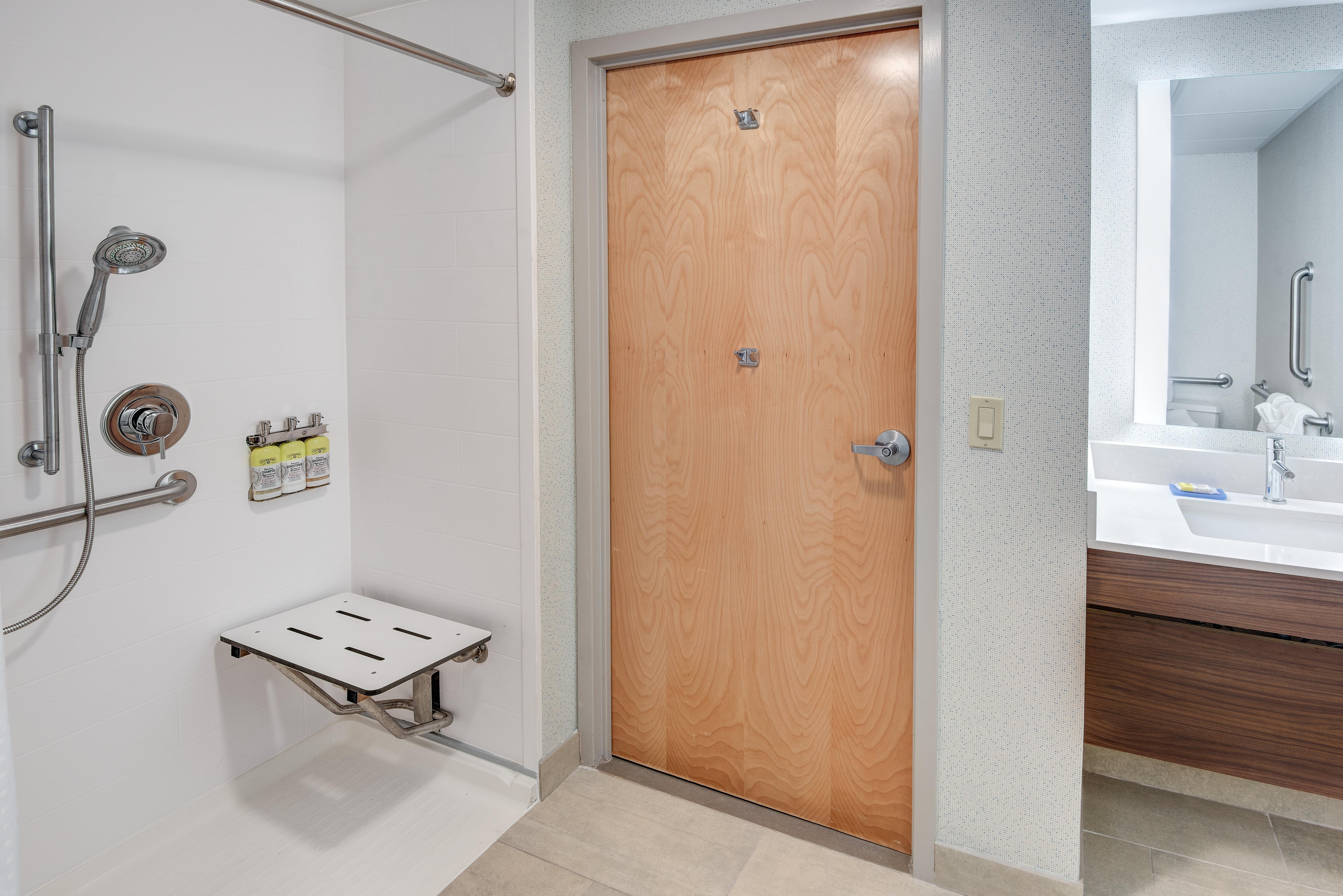 Holiday Inn Express & Suites West Long Branch - Eatontown By Ihg Eksteriør billede