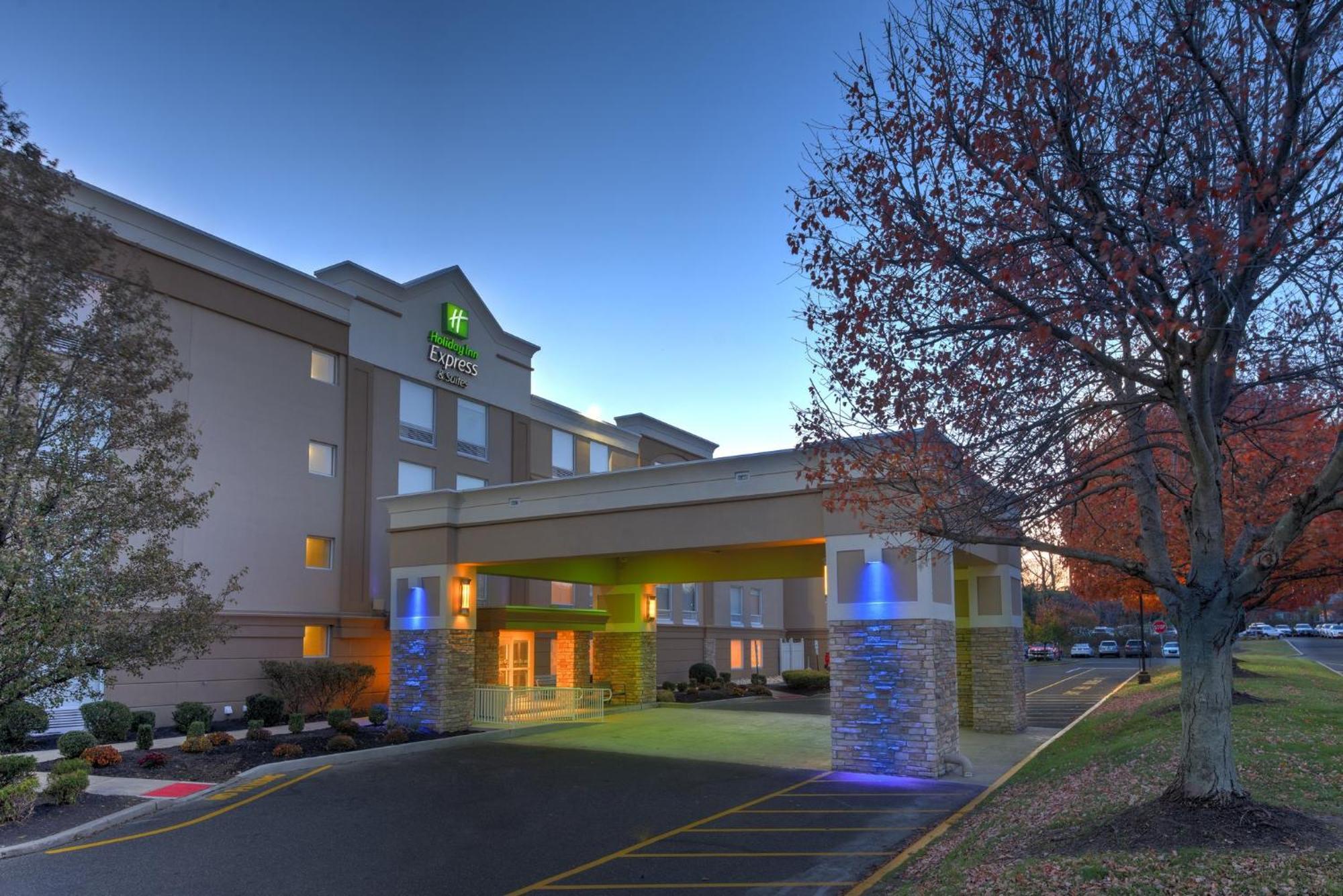 Holiday Inn Express & Suites West Long Branch - Eatontown By Ihg Eksteriør billede