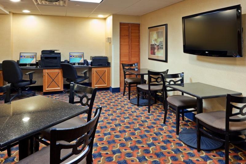 Holiday Inn Express & Suites West Long Branch - Eatontown By Ihg Eksteriør billede