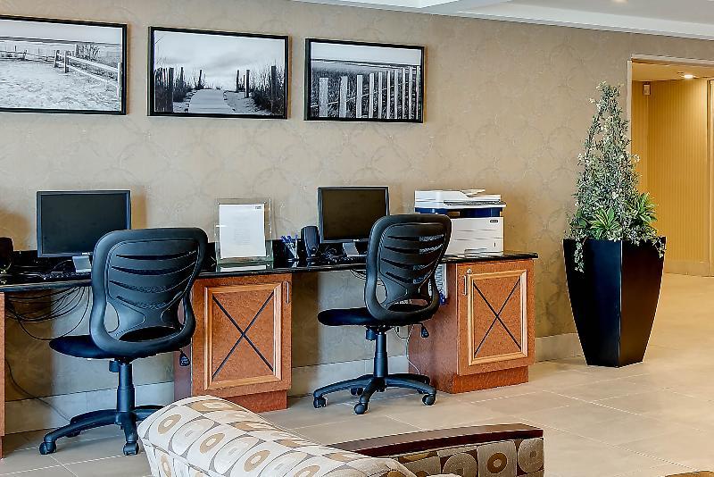 Holiday Inn Express & Suites West Long Branch - Eatontown By Ihg Eksteriør billede